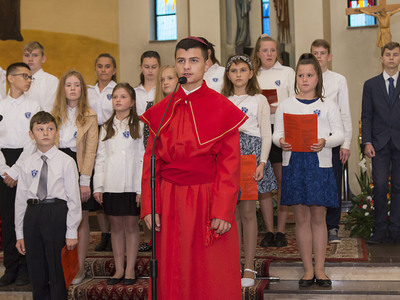 Uroczystość odsłonięcia tablicy pamiątkowej w PSP w Kłyżowie - część artystyczna „ Zwycięża, kto miłuje…”