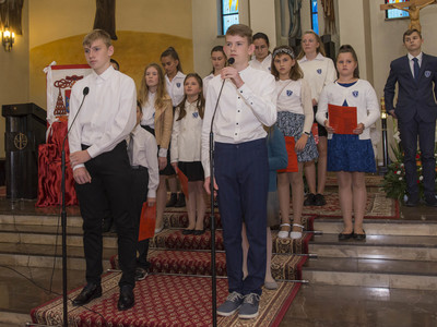 Uroczystość odsłonięcia tablicy pamiątkowej w PSP w Kłyżowie - część artystyczna „ Zwycięża, kto miłuje…”
