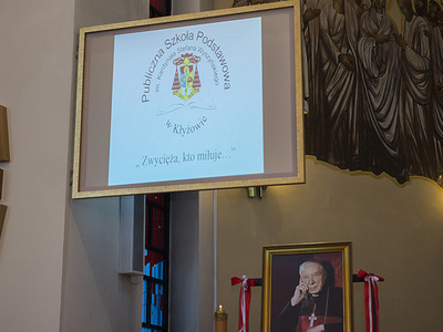 Uroczystość odsłonięcia tablicy pamiątkowej w PSP w Kłyżowie - część artystyczna „ Zwycięża, kto miłuje…”