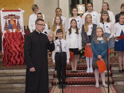 Uroczystość odsłonięcia tablicy pamiątkowej w PSP w Kłyżowie - część artystyczna „ Zwycięża, kto miłuje…”