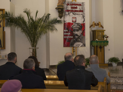 Uroczystości 103 Rocznicy Odzyskania Niepodległości w Krzakach - Msza Święta w kościele pw. Świętych Piotra i Pawła.