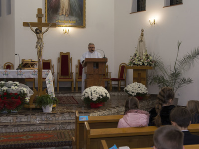 Uroczystości 103 Rocznicy Odzyskania Niepodległości w Krzakach - Msza Święta w kościele pw. Świętych Piotra i Pawła.