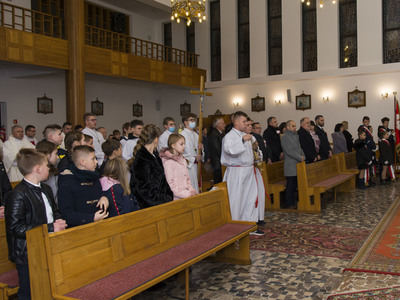 Uroczystości 103 Rocznicy Odzyskania Niepodległości w Krzakach - Msza Święta w kościele pw. Świętych Piotra i Pawła.