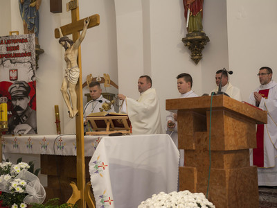 Uroczystości 103 Rocznicy Odzyskania Niepodległości w Krzakach - Msza Święta w kościele pw. Świętych Piotra i Pawła.
