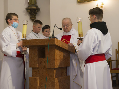 Uroczystości 103 Rocznicy Odzyskania Niepodległości w Krzakach - Msza Święta w kościele pw. Świętych Piotra i Pawła.
