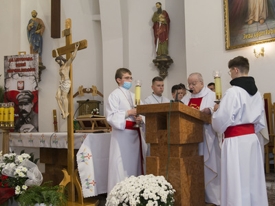 Uroczystości 103 Rocznicy Odzyskania Niepodległości w Krzakach - Msza Święta w kościele pw. Świętych Piotra i Pawła.