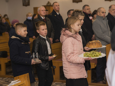 Uroczystości 103 Rocznicy Odzyskania Niepodległości w Krzakach - Msza Święta w kościele pw. Świętych Piotra i Pawła.
