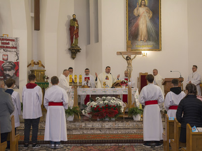 Uroczystości 103 Rocznicy Odzyskania Niepodległości w Krzakach - Msza Święta w kościele pw. Świętych Piotra i Pawła.