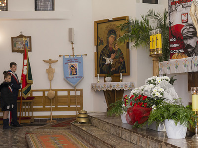 Uroczystości 103 Rocznicy Odzyskania Niepodległości w Krzakach - Msza Święta w kościele pw. Świętych Piotra i Pawła.