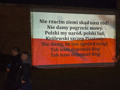 Ognisko ze śpiewem patriotycznym.