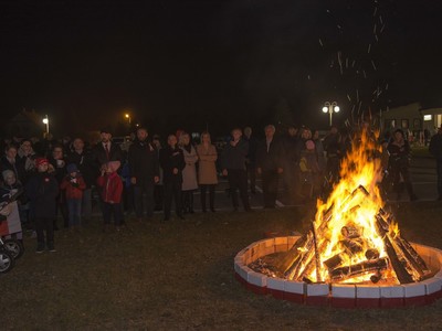 Ognisko ze śpiewem patriotycznym.