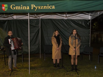 Ognisko ze śpiewem patriotycznym.