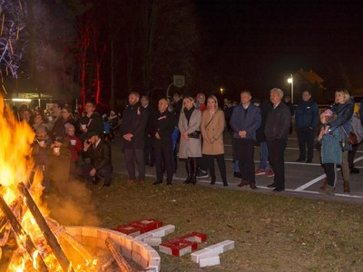 Ognisko ze śpiewem patriotycznym.