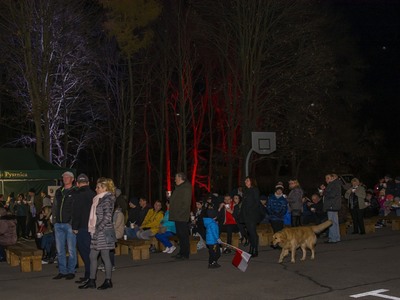 Ognisko ze śpiewem patriotycznym.