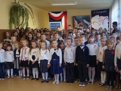 Uroczystości 11 listopada w PSP im. Orła Białego w Krzakach