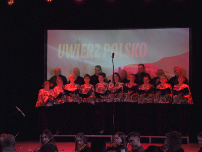 Na zdjęciu wykonawcy pieśni patriotycznych