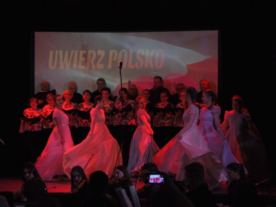 na zdjęciu wykonawcy pieśni patriotycznych i tancerze