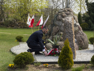 Na zdjęciu Wójt Gminy Pysznica składa wieniec przed pomnikiem przy kościele w Pysznicy