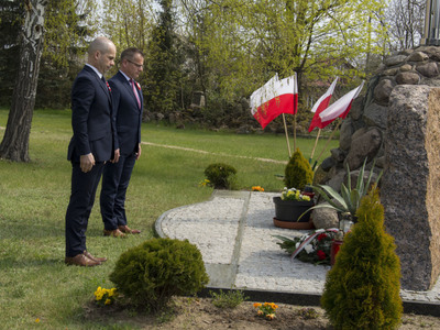 Na zdjęciu przewodniczący rady gminy Pysznica oraz zastępcą wójta stoją przed pomnikiem przy kościele w Pysznicy