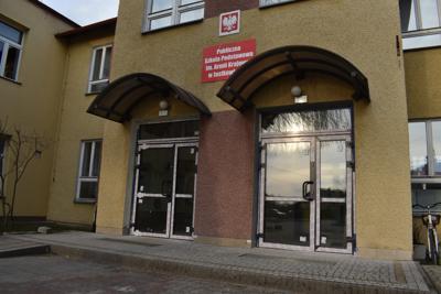 drzwi wejsciowe w szkole w Jastkowicach