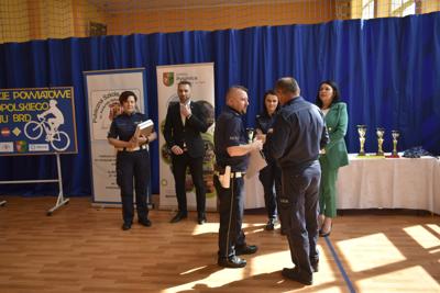 Na zdjęciu policjanci z Powiatowej Komendy Policji w Stalowej Woli, Wójt gminy Pysznica oraz Dyrektor szkoły podstawowej w Kłyżowie