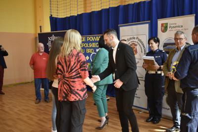 Wręczenie nagrod podczas eliminacji Ogólnopolskiego Turnieju Bezpieczeństwa w Ruchu Drogowym