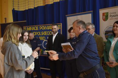 Wręczenie nagród podczas eliminacji Ogólnopolskiego Turnieju Bezpieczeństwa w Ruchu Drogowym