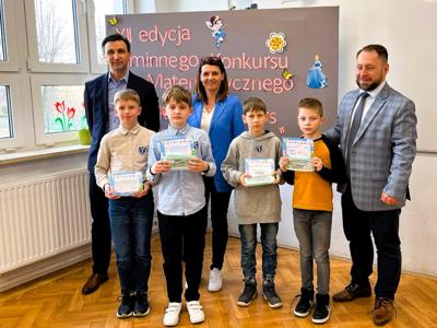 Na zdjęciu uczestnicy Gminnego Bajkowego Konkursu Matematycznego.