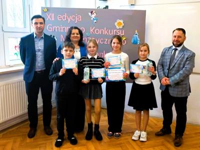 Na zdjęciu uczestnicy Gminnego Bajkowego Konkursu Matematycznego.