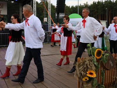 Zespół Ludowy Jastkowianie tańczą poloneza