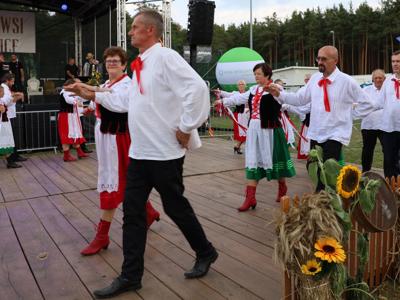 Zespół Ludowy Jastkowianie tańczą poloneza