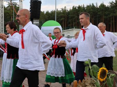 Zespół Ludowy Jastkowianie tańczą poloneza