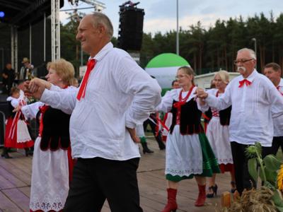 Zespół Ludowy Jastkowianie tańczą poloneza