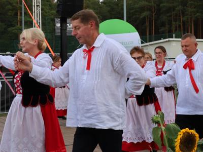 Zespół Ludowy Jastkowianie tańczą poloneza