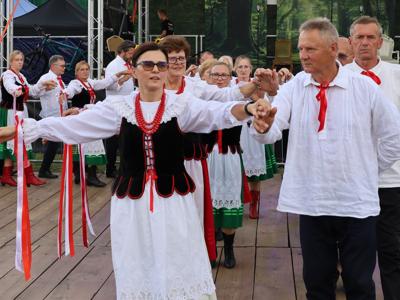 Zespół Ludowy Jastkowianie tańczą poloneza