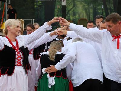Zespół Ludowy Jastkowianie tańczą poloneza