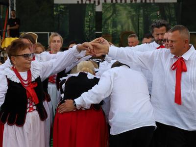 Zespół Ludowy Jastkowianie tańczą poloneza