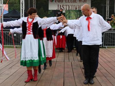 Zespół Ludowy Jastkowianie tańczą poloneza