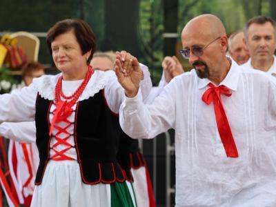 Zespół Ludowy Jastkowianie tańczą poloneza