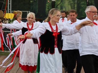 Zespół Ludowy Jastkowianie tańczą poloneza