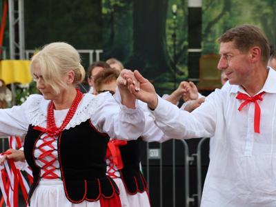 Zespół Ludowy Jastkowianie tańczą poloneza