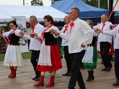 Zespół Ludowy Jastkowianie tańczą poloneza