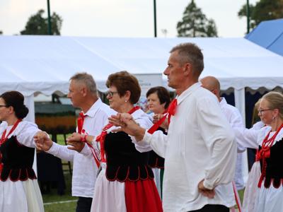 Zespół Ludowy Jastkowianie tańczą poloneza