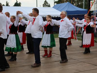Zespół Ludowy Jastkowianie tańczą poloneza