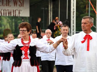 Zespół Ludowy Jastkowianie tańczą poloneza