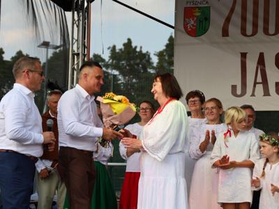 Pani Grażyna Antosik odbiera podziękowania i gratulacje za dorobek artystyczny 