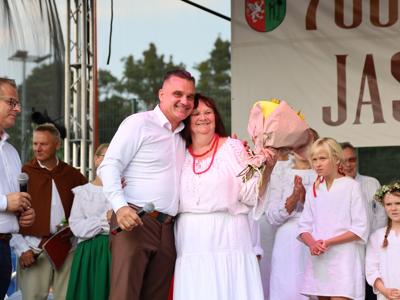 Pani Grażyna Antosik odbiera podziękowania i gratulacje za dorobek artystyczny 