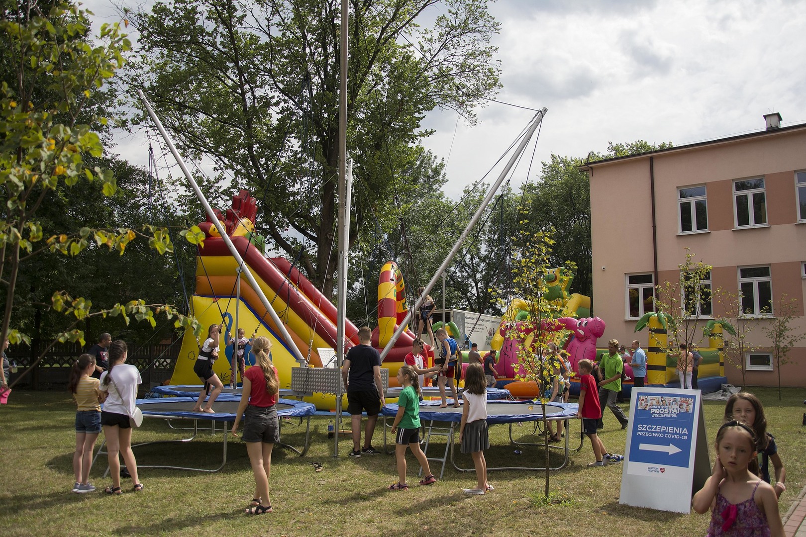 Piknik rodzinny na placu szkolnym PSP w Kłyżowie.