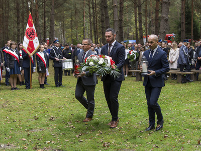 Złożenie wieńców na pomniku upamiętniającym pacyfikację wsi Kochany