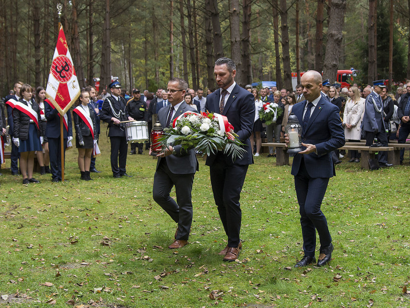 Złożenie wieńców na pomniku upamiętniającym pacyfikację wsi Kochany